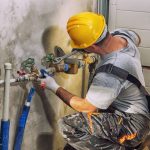 Ajudante de eletricidade e canalização.